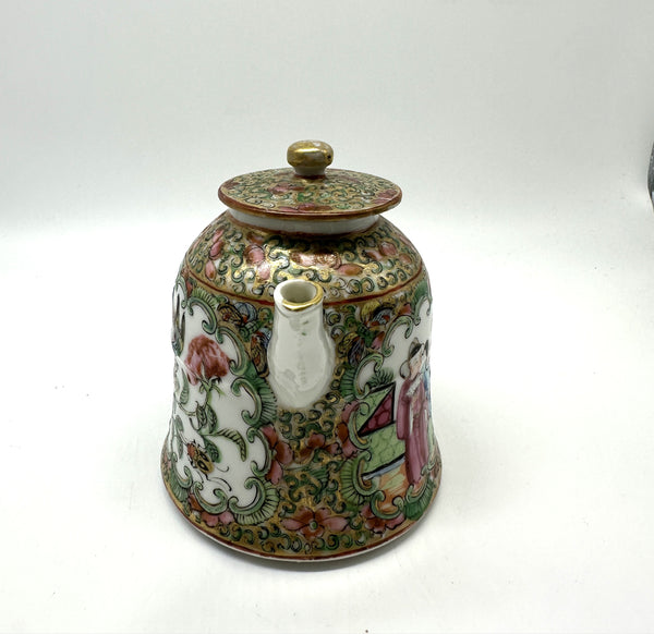 Bell Shaped Teapot. Chinese Porcelain. Rose Medallion. Qing 19th century. 4 1/2"