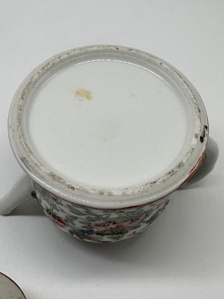 Bell Shaped Teapot. Chinese Porcelain. Rose Medallion. Qing 19th century. 4 1/2"