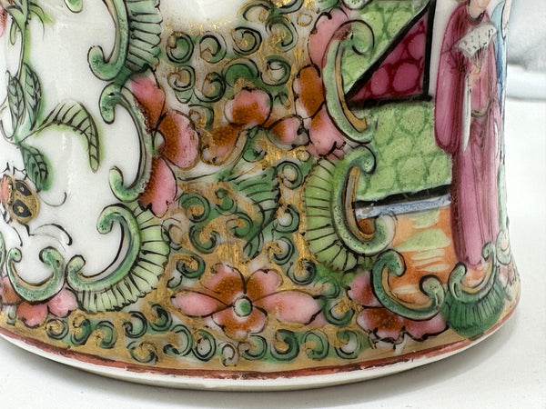Bell Shaped Teapot. Chinese Porcelain. Rose Medallion. Qing 19th century. 4 1/2"